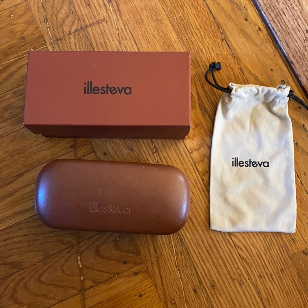 Illesteva storage set for sunglasses